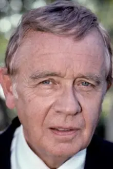 Warren Frost como: Dr. Leo Richmond