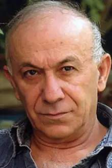 Ezra Dagan como: Menachem