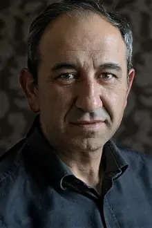 Hilmi Sözer como: Hayk Sherian