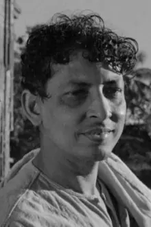 Kanu Bannerjee como: Atashi's father