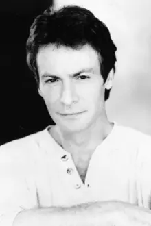 Robin Sachs como: Hugh Roskill