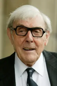 Eric Sykes como: Willoughby, Sports Officer
