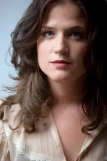 Renée Humphrey como: Laura Saunders