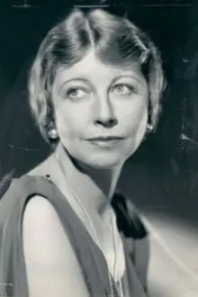 Helen Broderick como: Aunt Charlotte