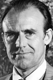 Richard Bull como: Lt. Fisher