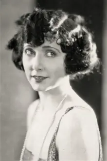 Mae Busch como: The Cashier