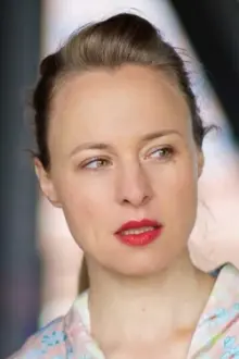 Katja Danowski como: Vicky Adam