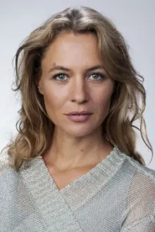 Julia Thurnau como: Lisa Weil