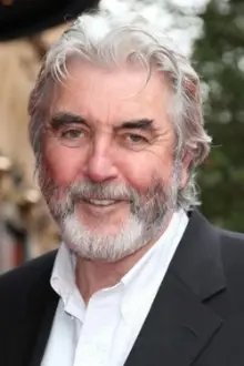 John Alderton como: Doug