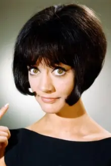 Amanda Barrie como: 