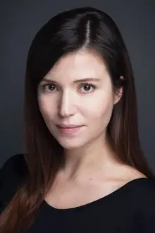 Selma Ergeç como: Esra