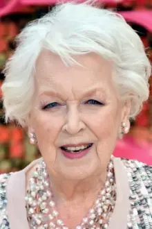 June Whitfield como: Aunt Drusilla