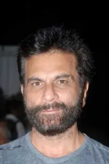 Pavan Malhotra como: Salim