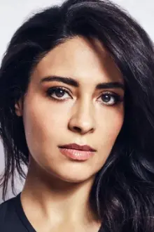 Yasmine Al Massri como: Nisrine
