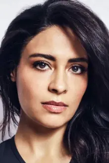 Yasmine Al Massri como: Woman (voice)