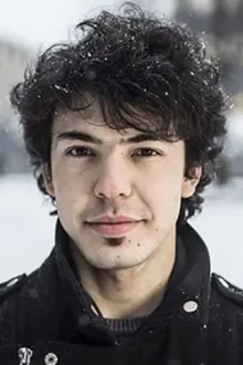 Ahmad Khan Mahmoodzada como: Young Hassan