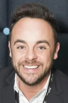 Anthony McPartlin como: Ele mesmo