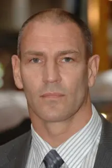 Dave Legeno como: Oleg Kazov