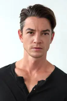 Craig Horner como: Calder