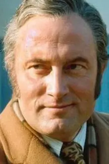 Iain Cuthbertson como: Dr. Louis Leakey