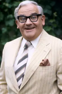 Ronnie Barker como: Ele mesmo