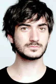 George Maguire como: Toby