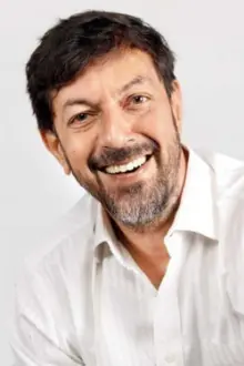 Rajat Kapoor como: Rishi Chacha