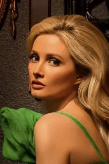 Holly Madison como: Self - Former Playmate