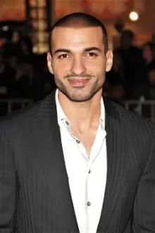 Haaz Sleiman como: Robert Savich