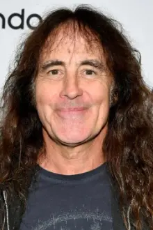 Steve Harris como: Bass