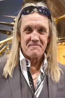 Nicko McBrain como: Ele mesmo