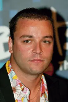 Chris Wolstenholme como: 