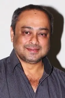 Sachin Khedekar como: Vivek, Karan's Dad