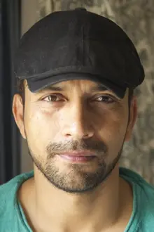 Deepak Dobriyal como: Kuldip Patwal