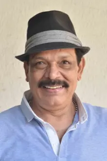 Govind Namdeo como: Toluram (Mallika's uncle)