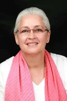 Nafisa Ali como: Dr. Priya J. Rana