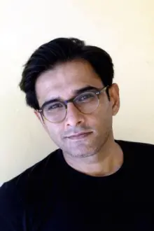 Vivek Gomber como: Vikrant Gandhi