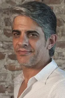 Pablo Echarri como: Luis Vega