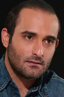 Akshaye Khanna como: Atish Kapoor