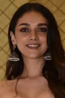 Aditi Rao Hydari como: Nusrat