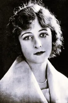 Mildred Harris como: Fluff of the Golden Hair