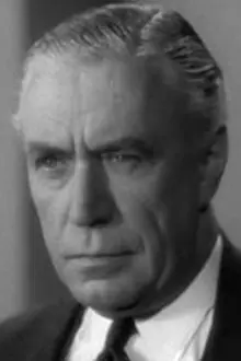 Peter Gawthorne como: Mr. Hatch