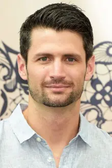 James Lafferty como: Scott Carpenter