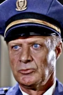 Russ Bender como: Sgt. Lou Kurnitz