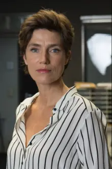 Julia Bremermann como: June Cameron