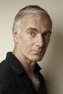 John Sayles como: US High Commissioner