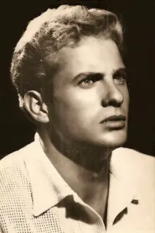 Manuel Gil como: Luis Quintana