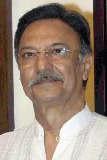 Suresh Oberoi como: Dr. Raj Pradhan