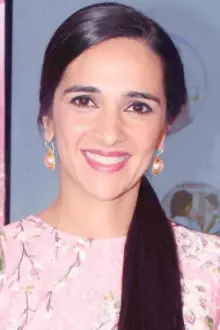 Tara Sharma como: Dr. Maya Bhatnagar