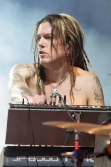 Dizzy Reed como: Himself (archive footage)